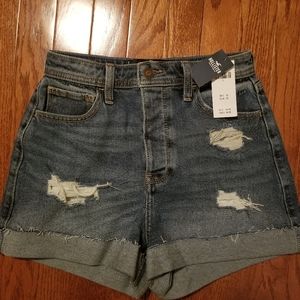 SOLD Hollister Curvy high-rise mom shorts 3"